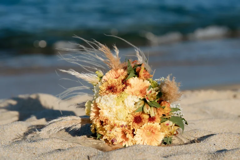 der Brautstrauß im Sand, Strandhochzeit - meer sardinien urlaub