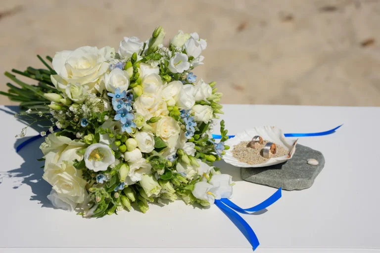 der Brautstrauss neben den Trauringen, Strandhochzeit, meer sardinien urlaub