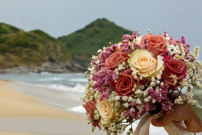 der Brautstrauss vor der Naturkulisse, Strandhochzeit, meer sardinien urlaub