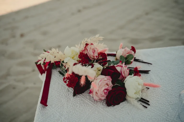 der Brautstrauß zur Strandhochzeit - meer sardinien urlaub