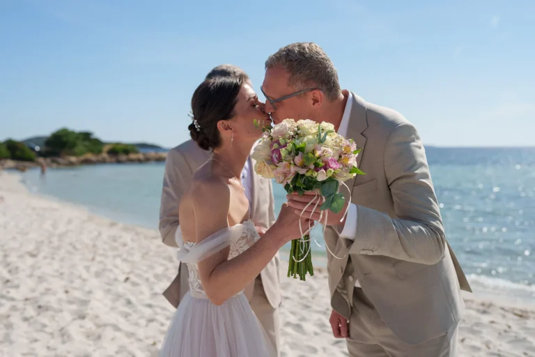 der First-Look-Kuss, Strandhochzeit, meer sardinien urlaub