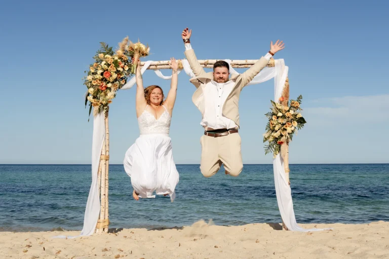 der Freudensprung des Brautpaares, Strandhochzeit - meer sardinien urlaub
