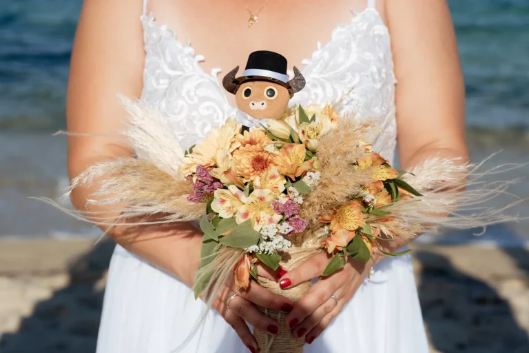 der Glücksbringer im Brautstrauss, Strandhochzeit - meer sardinien urlaub