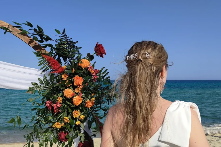 der Haarschmuck der Braut vor dem geschmückten Traubogen nach der Strandhochzeit, meer sardinien urlaub