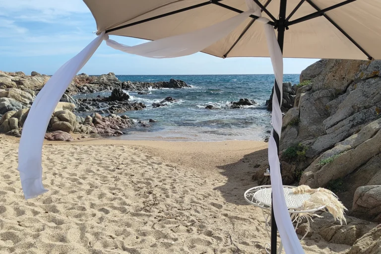 der Sonnenschirm für den Sektempfang nach der Strandhochzeit - meer sardinien urlaub