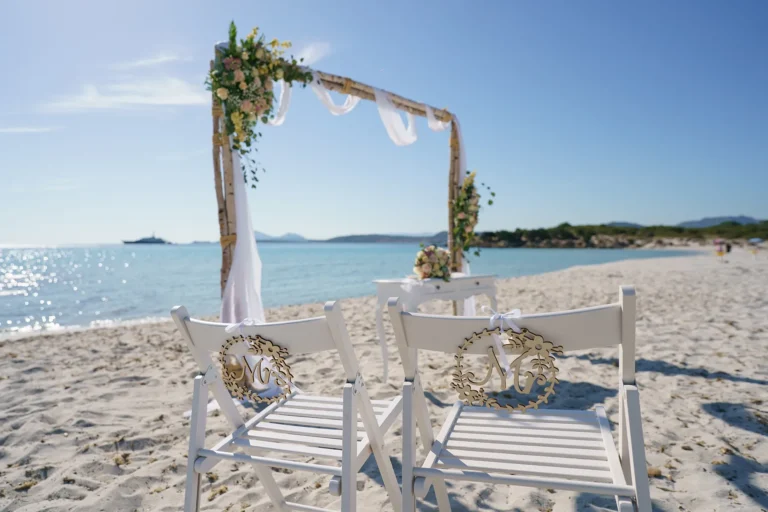 der Traubogen am herrlichen Strand zur Strandhochzeit, meer sardinien urlaub