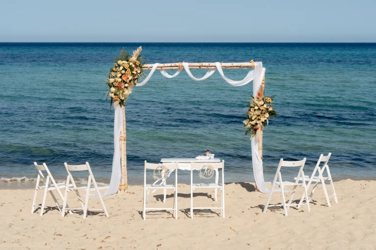 der Traubogen für die Strandhochzeit - meer sardinien urlaub