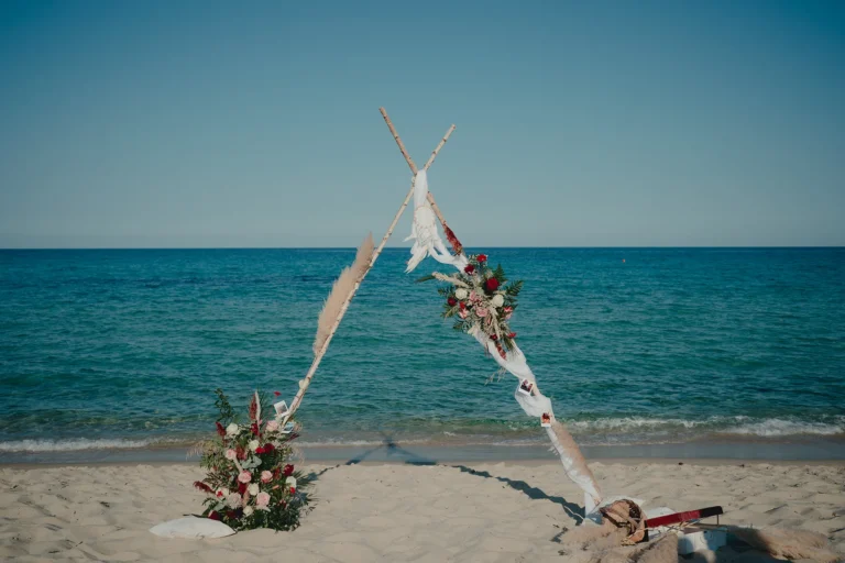 der Traubogen mit den schönen Blumen, Strandhochzeit - meer sardinien urlaub