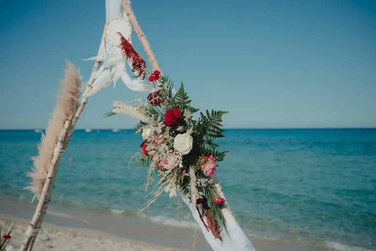 der Traubogen vor dem herrlichen Meer, Strandhochzeit - meer sardinien urlaub