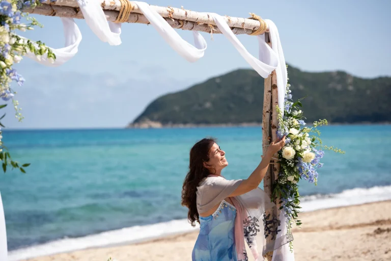 der Traubogen wird gerichtet, Strandhochzeit, meer sardinien urlaub