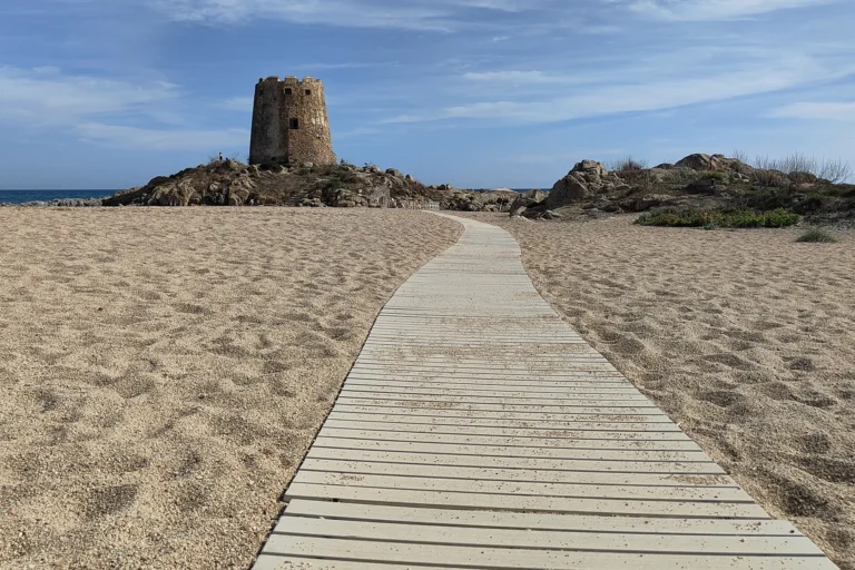 der Weg zur traumhaften Strandhochzeit mit Sarazenenturm - meer sardinien urlaub