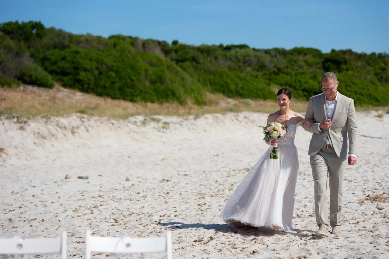 der gemeinsame Weg zur Strandhochzeit, meer sardinien urlaub