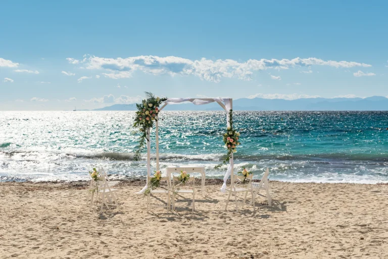 der geschmückte Pavillon als wunderbares Trausetting für die Strandhochzeit - meer sardinien urlaub