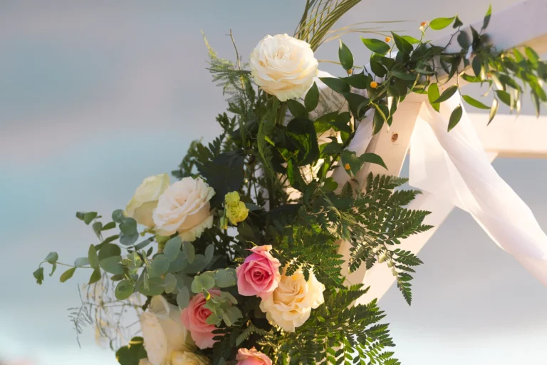 der herrliche Blumenschmuck des Traubogens, Strandhochzeit - meer sardinien urlaub