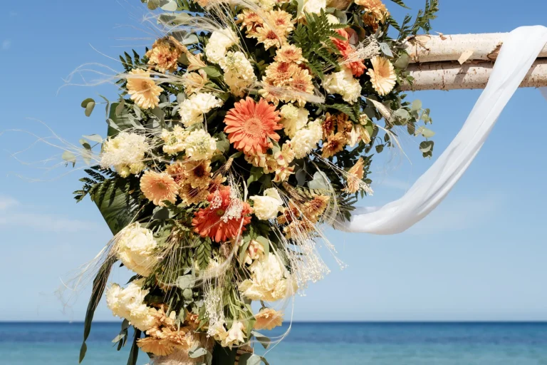 die Blumen am Traubogen zur Strandhochzeit - meer sardinien urlaub