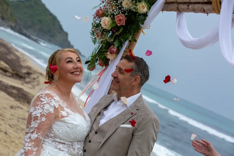 die Braut blickt in den Blütenregen, Strandhochzeit, meer sardinien urlaub