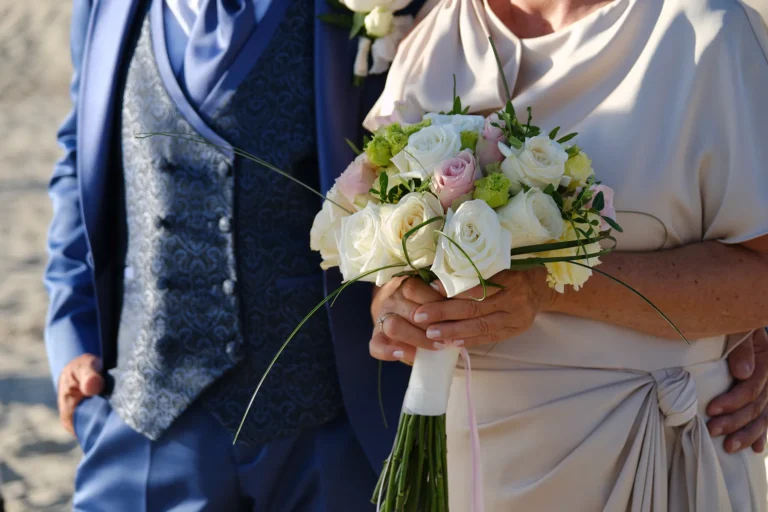 die Braut hält ihren schönen Strauß, Strandhochzeit, meer sardinien urlaub