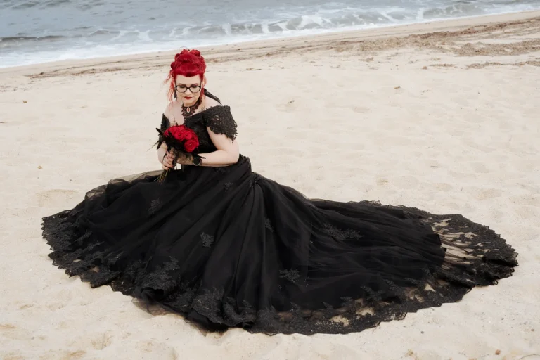 die Braut mit ihrem Traumkleid in Schwarz im Sand, Strandhochzeit - meer sardinien urlaub