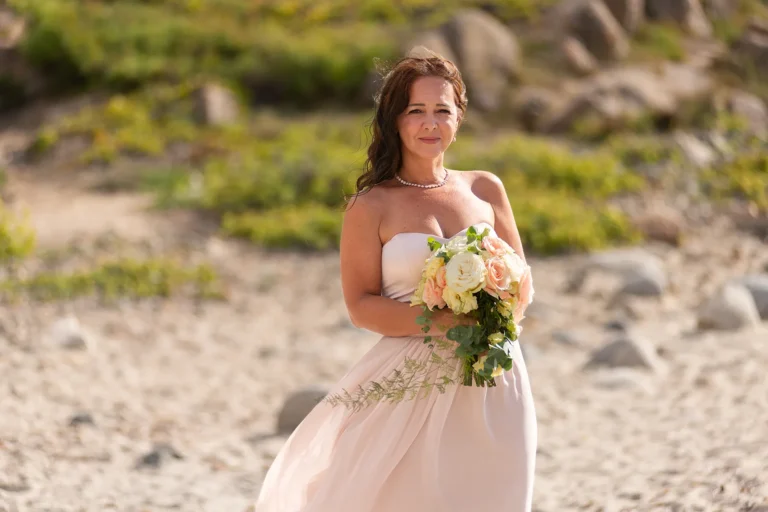 die Braut mit ihrem schönen Strauß, Strandhochzeit - meer sardinien urlaub