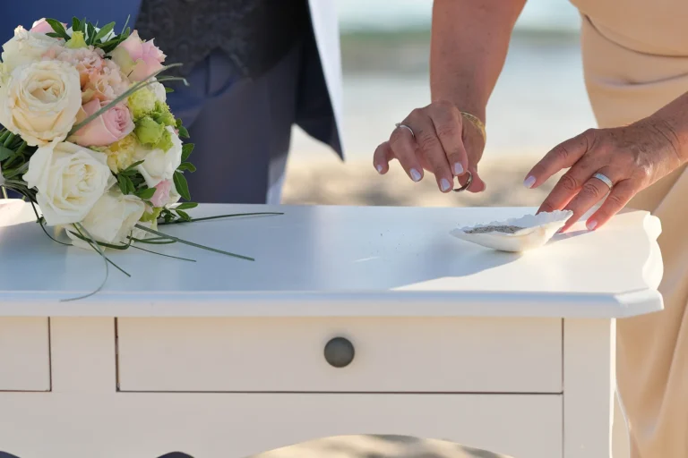 die Braut nimmt den Trauring, Strandhochzeit, meer sardinien urlaub