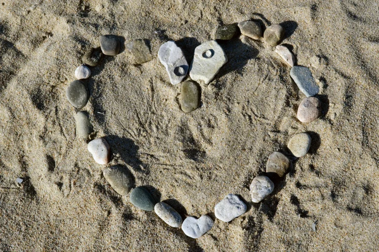 die Eheringe auf den Steinen im Sand, Strandhochzeit, meer sardinien urlaub