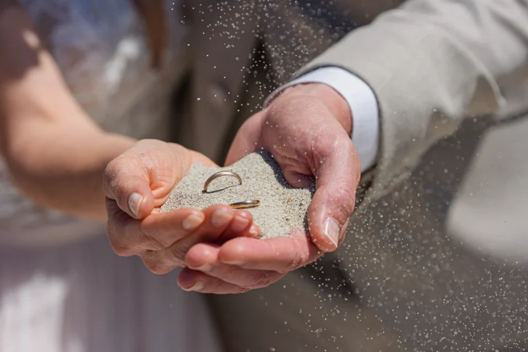 die Eheringe in den Händen des Paares, Strandhochzeit, meer sardinien urlaub