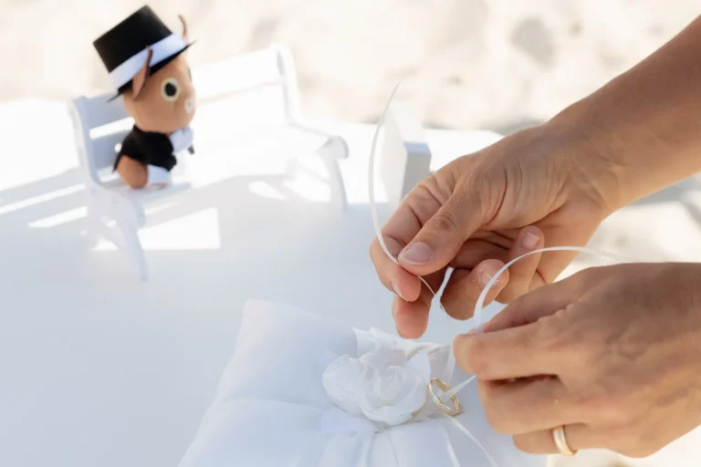die Eheringe werden am Kissen befestigt, Strandhochzeit - meer sardinien urlaub