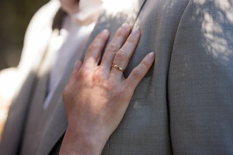 die Hand der Braut mit Ehering, Strandhochzeit, meer sardinien urlaub