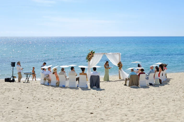 die Hochzeitsgesellschaft während der Strandhochzeit, meer sardinien urlaub