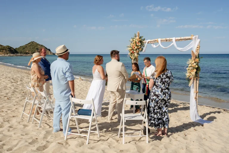 die Hochzeitsgesellschaft zur Strandhochzeit - meer sardinien urlaub