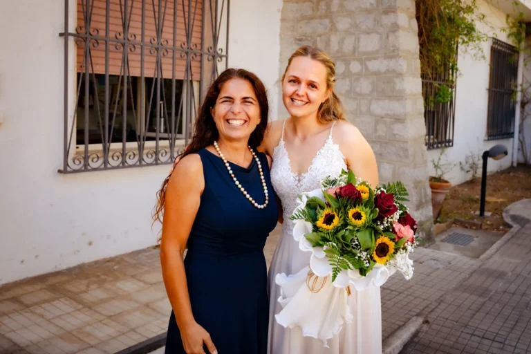 die Hochzeitsplanerin Jolanda Melis und die Braut vor dem Rathaus in Posada - meer sardinien urlaub