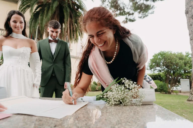die Hochzeitsplanerin und Übersetzerin Jolanda Melis beim Unterzeichnen - meer sardinien urlaub