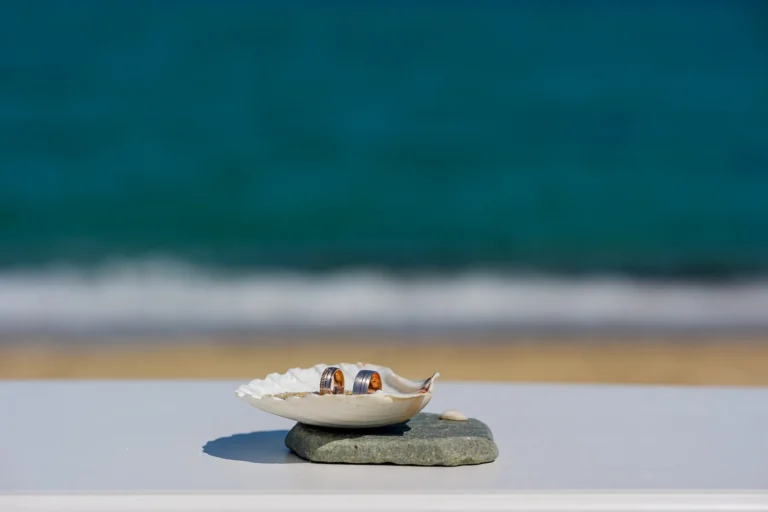 die Muschel mit den Trauringen, Strandhochzeit, meer sardinien urlaub