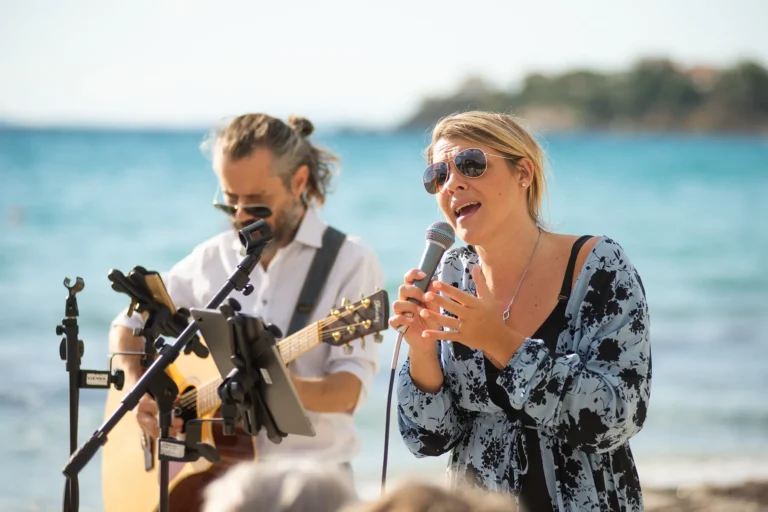 die Musiker unterstreichen die Feierlichkeit der Strandhochzeit - meer sardinien urlaub