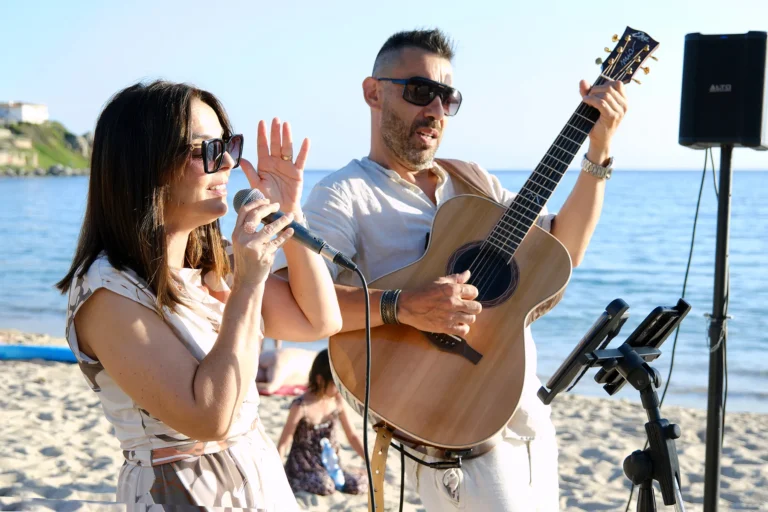 die Sängerin mit Guitarrist zur Strandhochzeit, meer sardinien urlaub