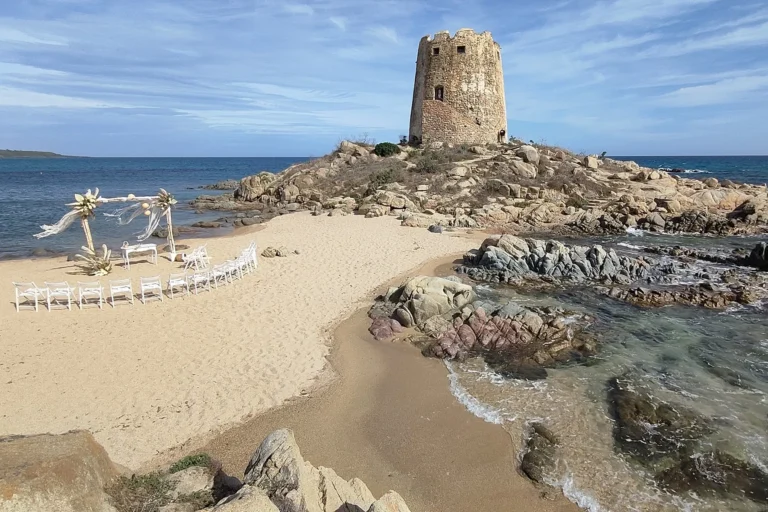 die Traulocation für die Strandhochzeit mit Küstenturm - meer sardinien urlaub