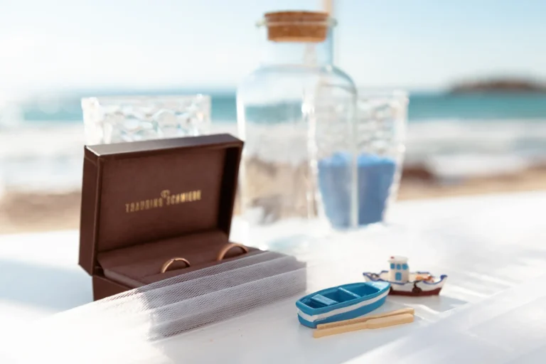 die Trauringe nebst kleinen Ritualsymbolen auf dem Traualtar kurz vor der Strandhochzeit - meer sardinien urlaub
