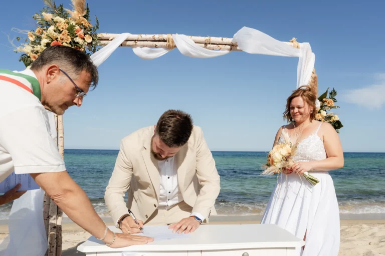 die Unterschrift der Eheurkunde, Strandhochzeit - meer sardinien urlaub