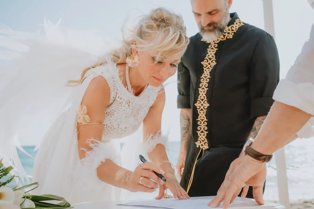 die Unterzeichnung der Eheurkunde, Strandhochzeit, meer sardinien urlaub
