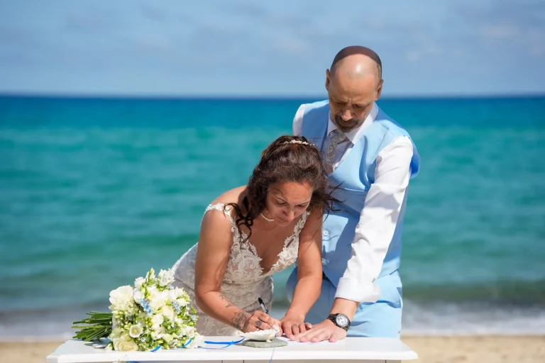die Unterzeichnung der Eheurkunde, Strandhochzeit - meer sardinien urlaub
