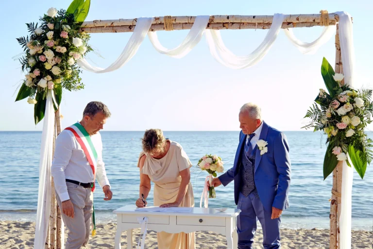 die Unterzeichnung der Urkunde, Strandhochzeit, meer sardinien urlaub