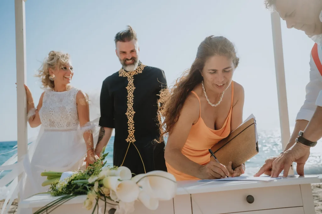 die Unterzeichnung nach der Strandhochzeit, meer sardinien urlaub