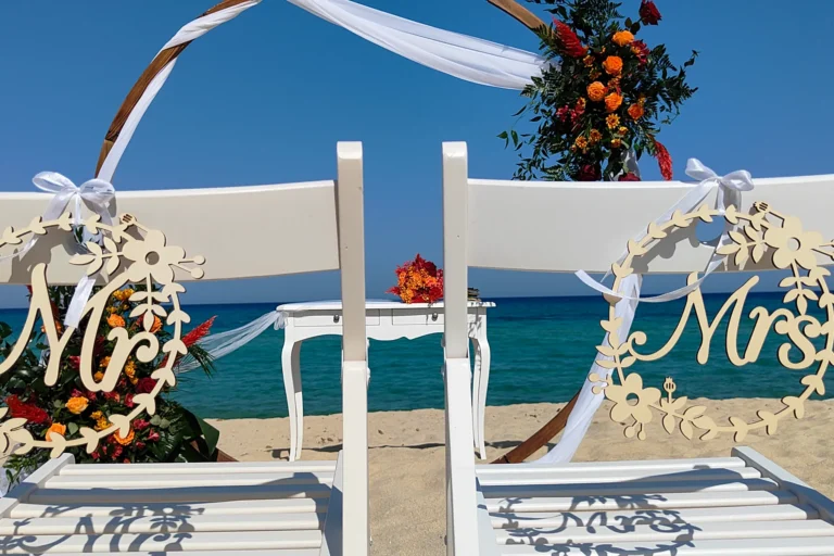 die beschilderten Brautstühle, Strandhochzeit, meer sardinien urlaub