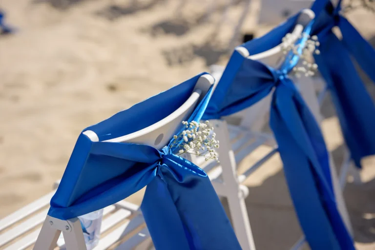 die geschmückten Stühle, Strandhochzeit, meer sardinien urlaub