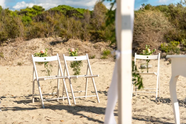 die geschmückten Stühle am Pavillon, Strandhochzeit - meer sardinien urlaub