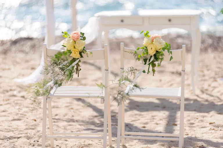 die geschmückten Stühle des Brautpaares, Strandhochzeit - meer sardinien urlaub