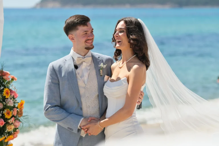 die glückliche Braut während der Strandhochzeit, meer sardinien urlaub