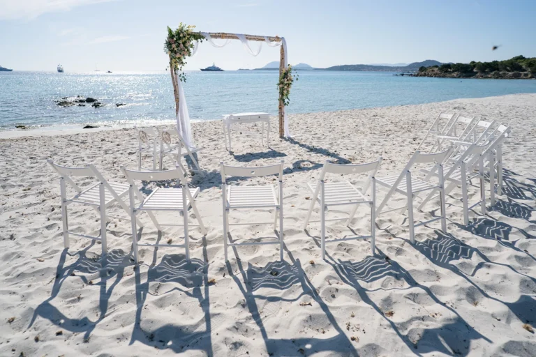 die im Halbkreis angeordneten Stühle für die Strandhochzeit, meer sardinien urlaub
