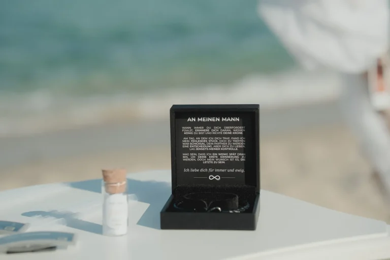 die individuell gestaltete Ringschatulle, Strandhochzeit - meer sardinien urlaub