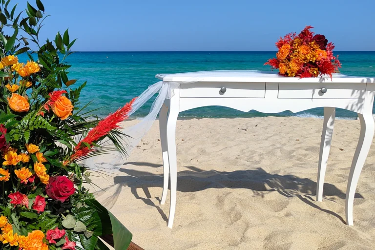 die kräftigen Blumenfarben vor dem satten Meeresblau, Strandhochzeit, meer sardinien urlaub